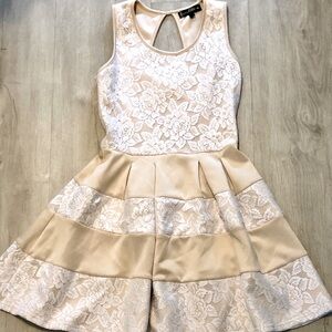 Elegant patterned dress for the holidays ✨